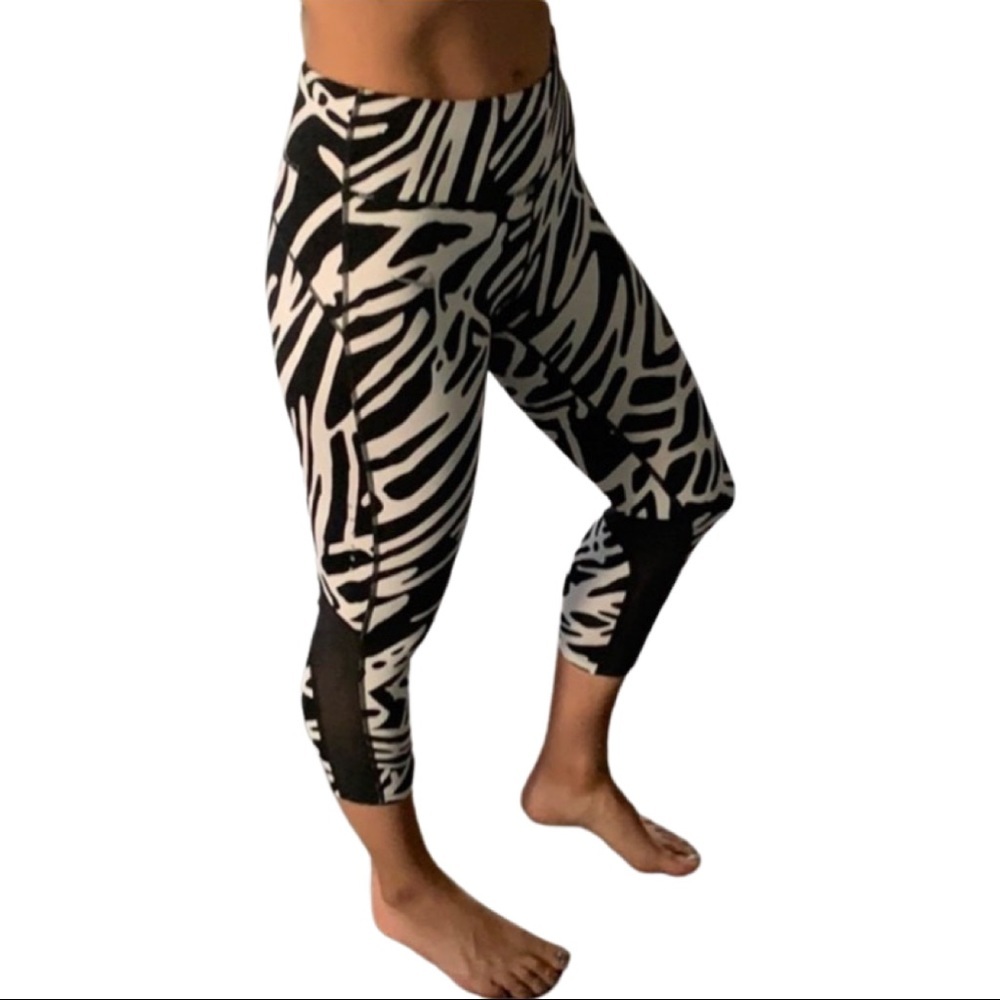 Nike Dri-Fit capris in black and white pattern